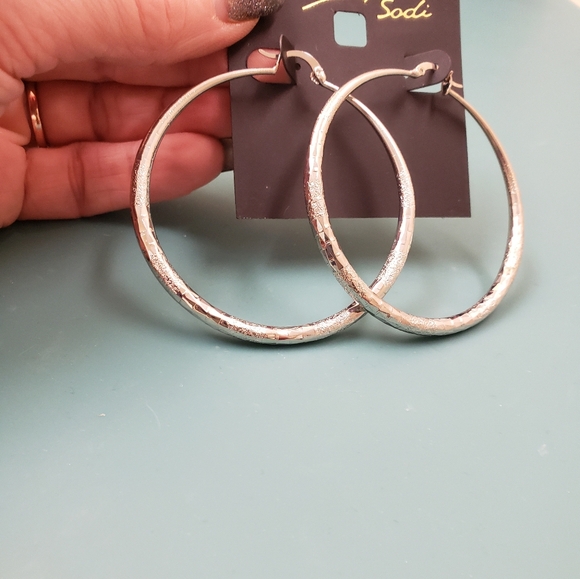 Thalia Sodi, NWT, silver tone textured large pierced hoop earrings - Picture 4 of 9
